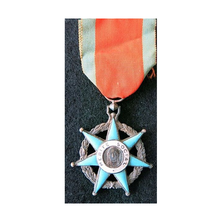 FRANCE : Médaille de chevalier de l'Ordre du Mérite Social en émail grand feu