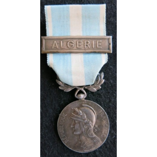 FRANCE : médaille coloniale agrafes Algérie en argent diamètre 3 cm ruban défraichi