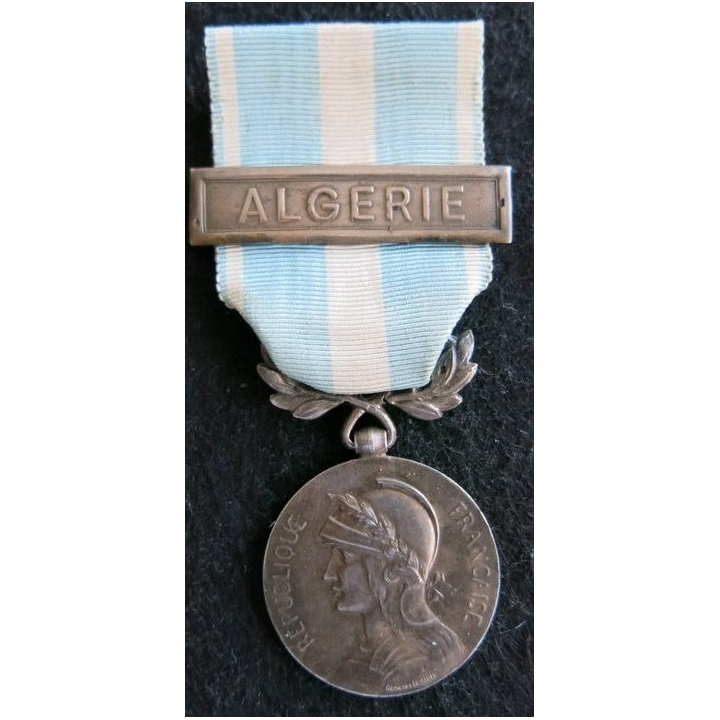 FRANCE : médaille coloniale agrafes Algérie en argent diamètre 3 cm ruban défraichi