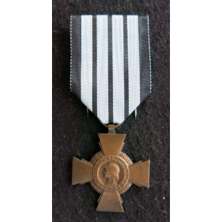 FRANCE : Croix du combattant daté 1939-1940 en bronze ruban bleu rayures noires