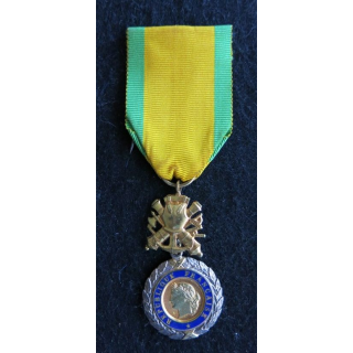FRANCE : médaille militaire en métal argenté du 9° type 5° république valeur et discipline avec 1 étoile