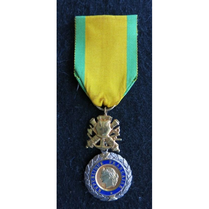 FRANCE : médaille militaire en métal argenté du 9° type 5° république valeur et discipline avec 1 étoile