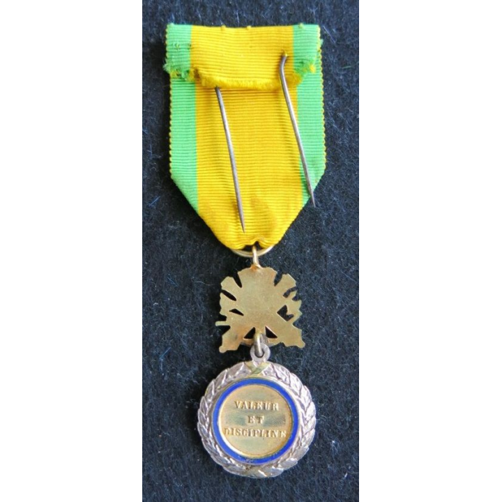 FRANCE : médaille militaire en métal argenté du 9° type 5° république valeur et discipline avec 1 étoile