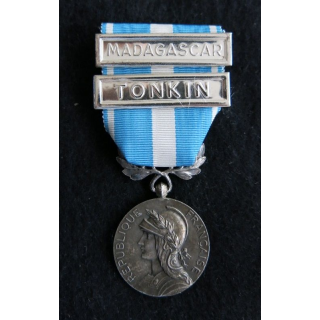 FRANCE : médaille coloniale agrafes Madagascar Tonkin argentée diamètre 3 cm ruban neuf