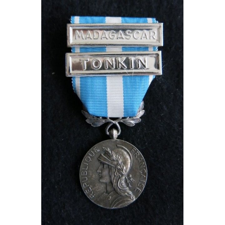FRANCE : médaille coloniale agrafes Madagascar Tonkin argentée diamètre 3 cm ruban neuf