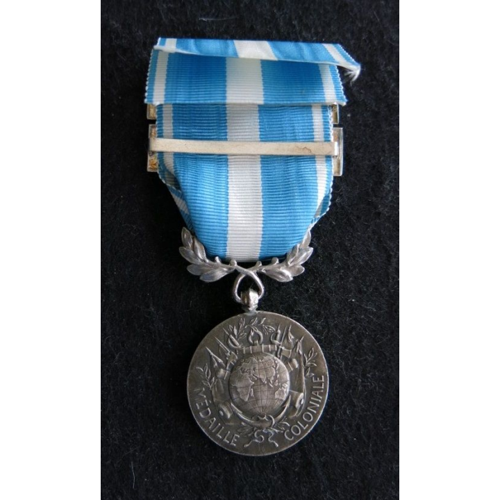 FRANCE : médaille coloniale agrafes Madagascar Tonkin argentée diamètre 3 cm ruban neuf