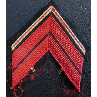 GALON CAPORAL ROUGE et liseret or avec crochets de fixation
