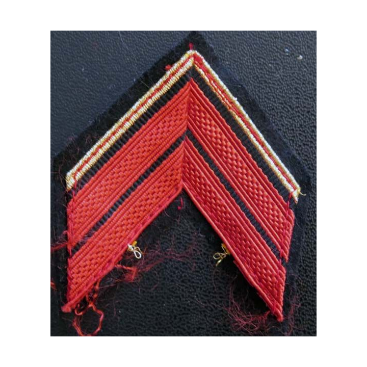 GALON CAPORAL ROUGE et liseret or avec crochets de fixation