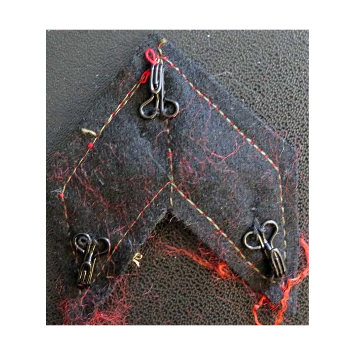 GALON CAPORAL ROUGE et liseret or avec crochets de fixation