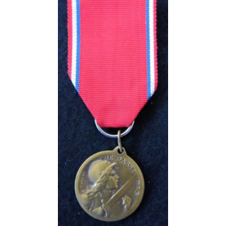 FRANCE  : médaille commémorative de la bataille de Verdun 1916 en bronze Modèle VERNIER avec ruban