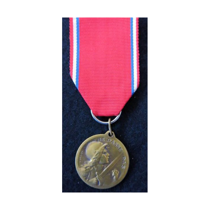 FRANCE  : médaille commémorative de la bataille de Verdun 1916 en bronze Modèle VERNIER avec ruban