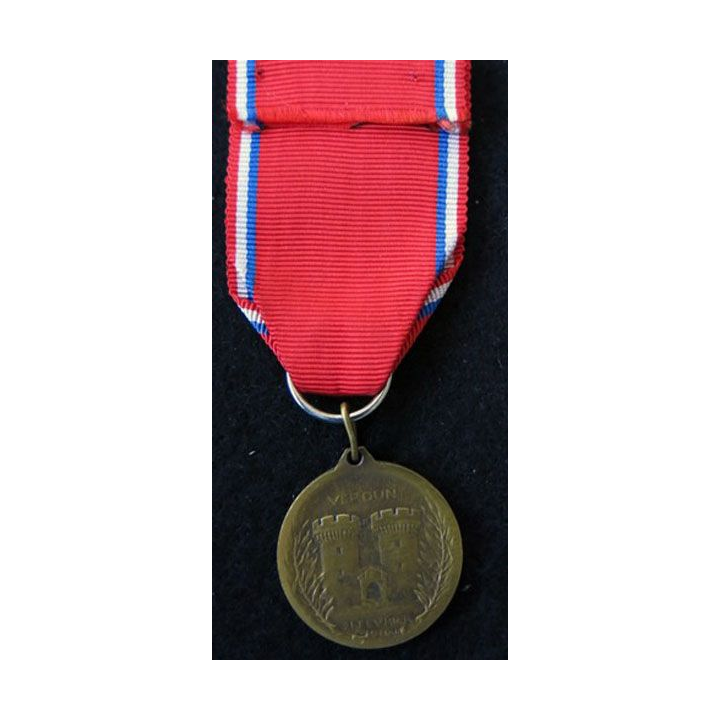 FRANCE  : médaille commémorative de la bataille de Verdun 1916 en bronze Modèle VERNIER avec ruban