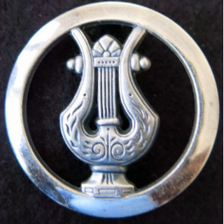 MUSIQUE : Insigne béret de musique militaire de fabrication Béraudy Vaure 4,4 cm