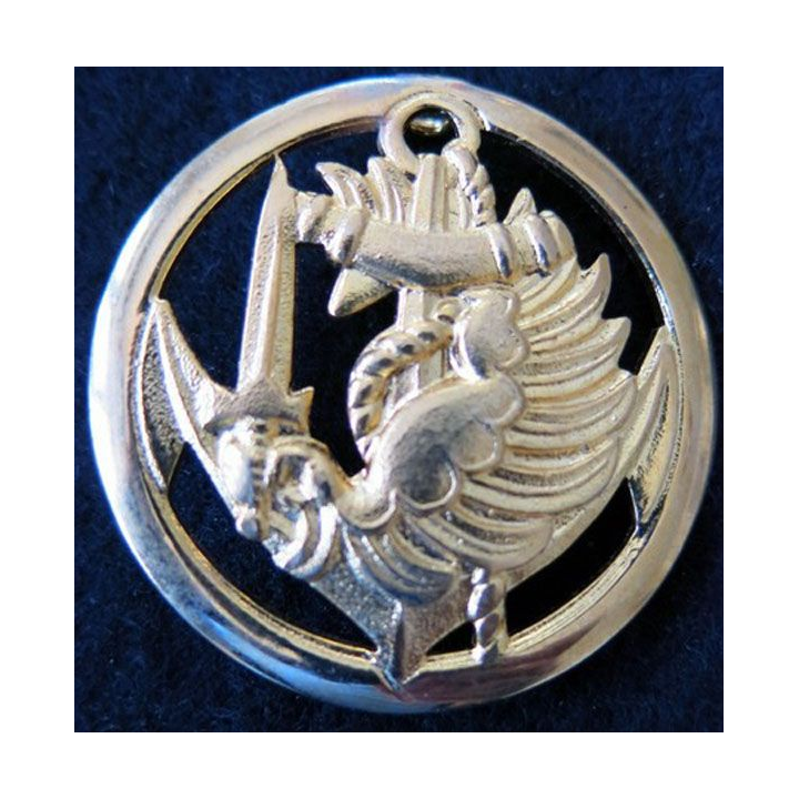 PARA : insigne de béret cerclé des troupes parachutistes aéroportées des troupes de marine en métal doré embouti