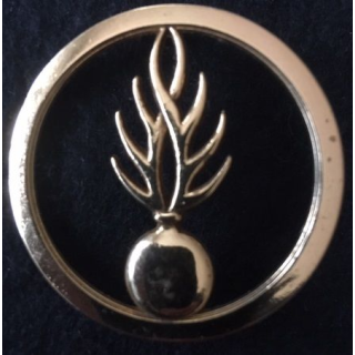 INSIGNE DE BÉRET GM : Insigne de béret de la Gendarmerie Mobile de fabrication Coinderoux Paris