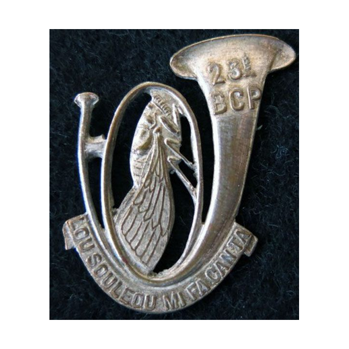 23° BCP : insigne métallique du 23° bataillon de chasseurs à pied ajouré