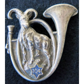 104° BCP : insigne métallique du 104° bataillon de chasseurs portés de fabrication Drago Paris déposé