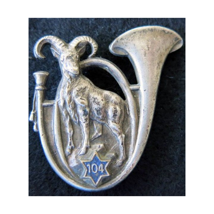 104° BCP : insigne métallique du 104° bataillon de chasseurs portés de fabrication Drago Paris déposé