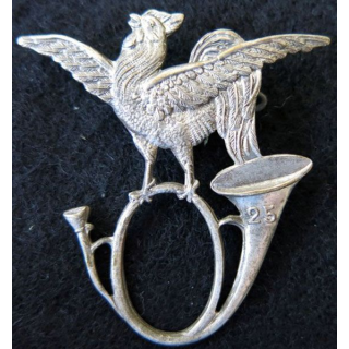 25° BCA : insigne métallique du 25° bataillon de chasseurs alpins ajouré