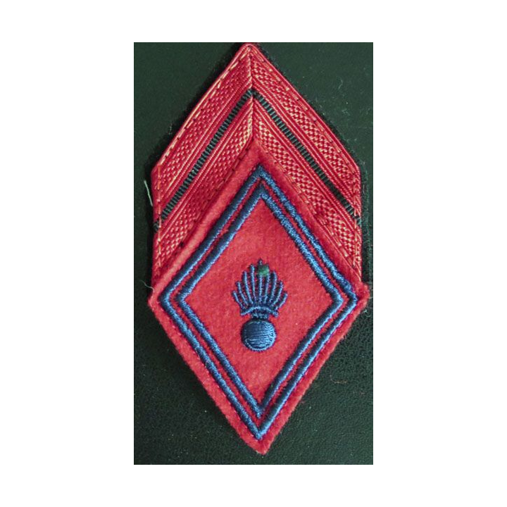 GALON CAPORAL ROUGE d'artillerie sans crochets de fixation