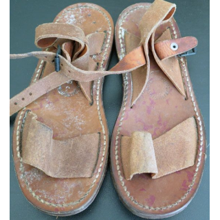 Cette paire de sandalettes réglementaires de type saharien en cuir