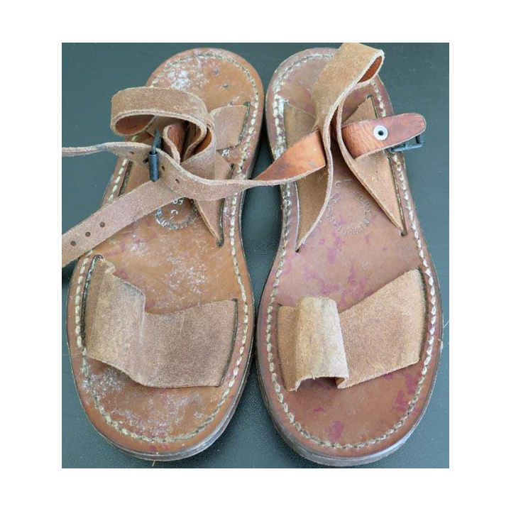 Cette paire de sandalettes réglementaires de type saharien en cuir