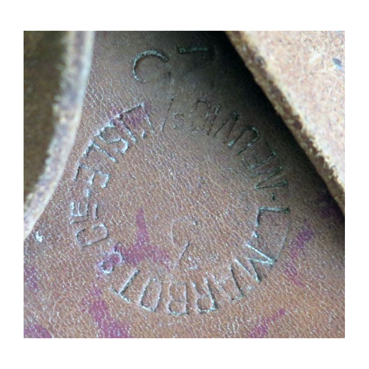 Cette paire de sandalettes réglementaires de type saharien en cuir