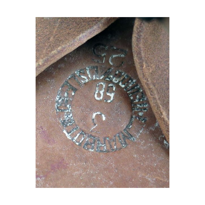 Cette paire de sandalettes réglementaires de type saharien en cuir