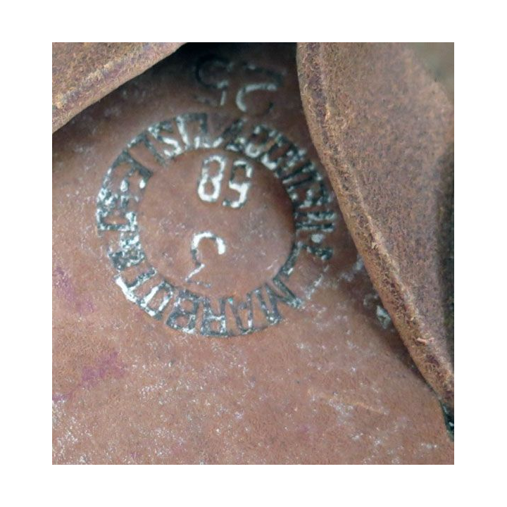 Cette paire de sandalettes réglementaires de type saharien en cuir