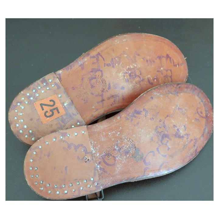 Cette paire de sandalettes réglementaires de type saharien en cuir