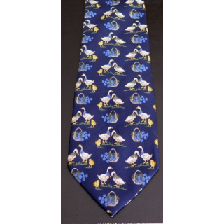 Cravate 100 %soie dominante bleue avec oies et fleurs fabriquée en Italie