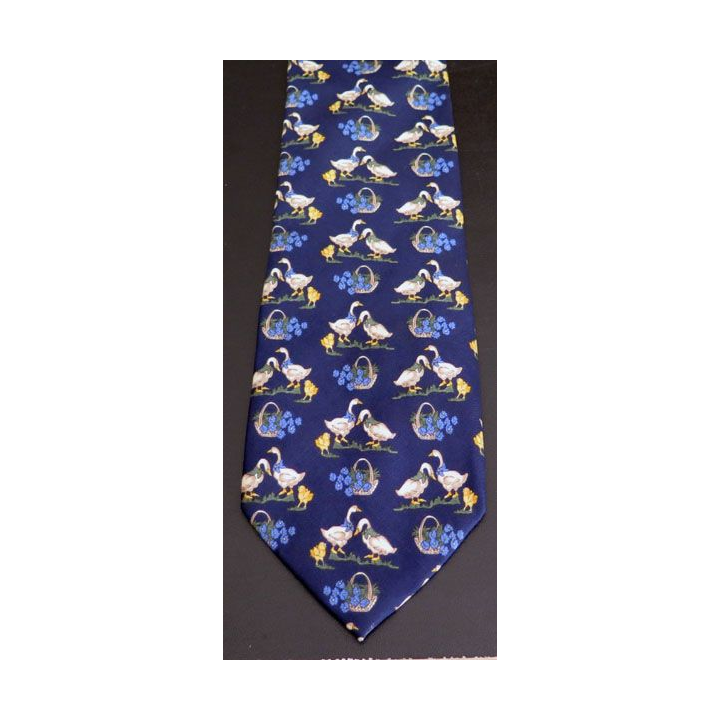 Cravate 100 %soie dominante bleue avec oies et fleurs fabriquée en Italie