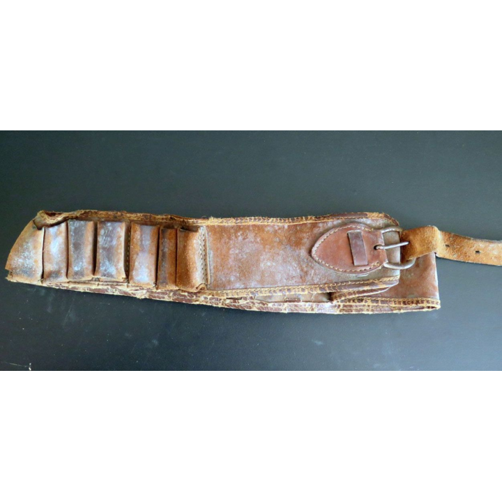 cartouchière de chasse en cuir bien usé 