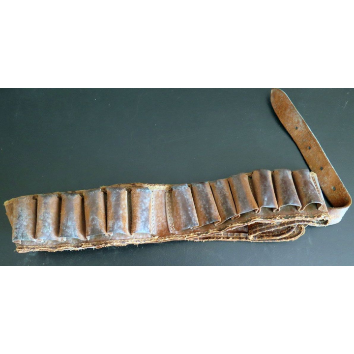 cartouchière de chasse en cuir bien usé 