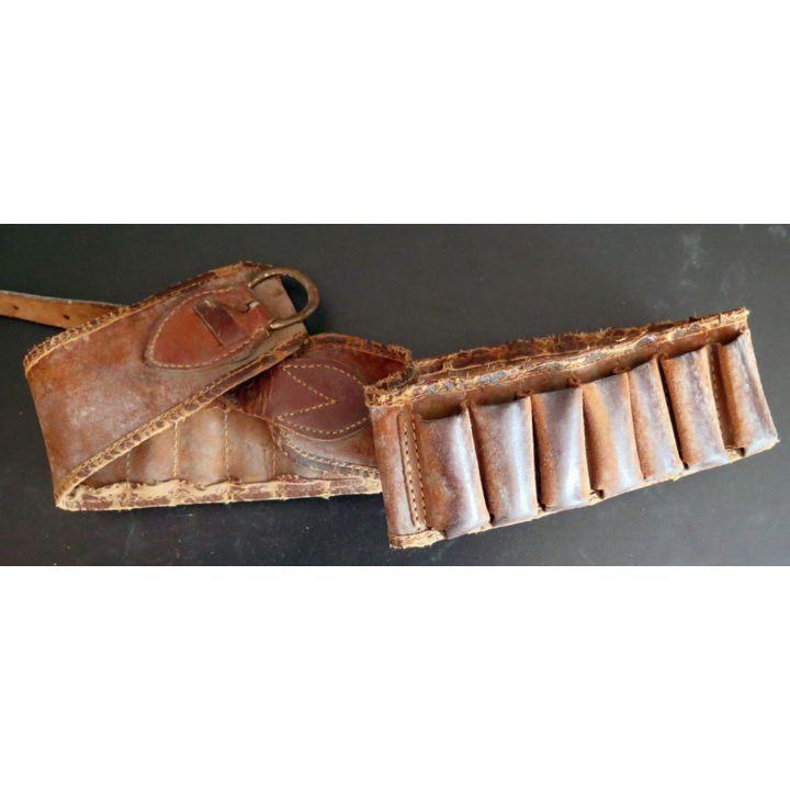 cartouchière de chasse en cuir bien usé 