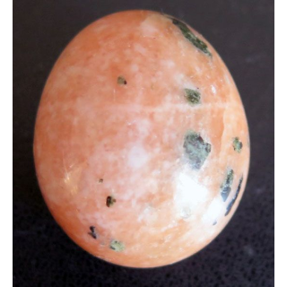 OEUF EN PIERRE 8 hauteur 4 cm couleur rose et taches vertes
