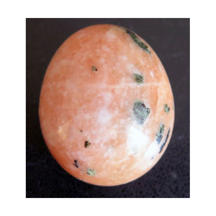 OEUF EN PIERRE 8 hauteur 4 cm couleur rose et taches vertes