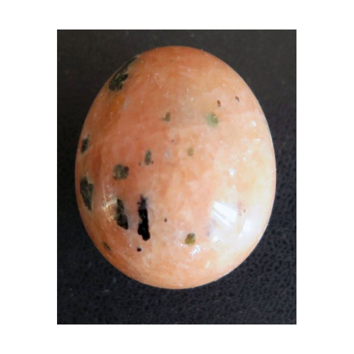 OEUF EN PIERRE 8 hauteur 4 cm couleur rose et taches vertes