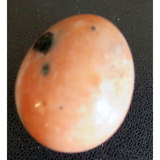 OEUF EN PIERRE 9 hauteur 4 cm couleur rose et taches vertes ert noires
