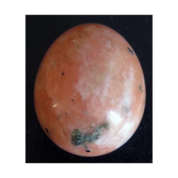 OEUF EN PIERRE 9 hauteur 4 cm couleur rose et taches vertes ert noires
