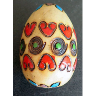 OEUF EN BOIS hauteur 6 cm couleur beige avec coeurs rouges 