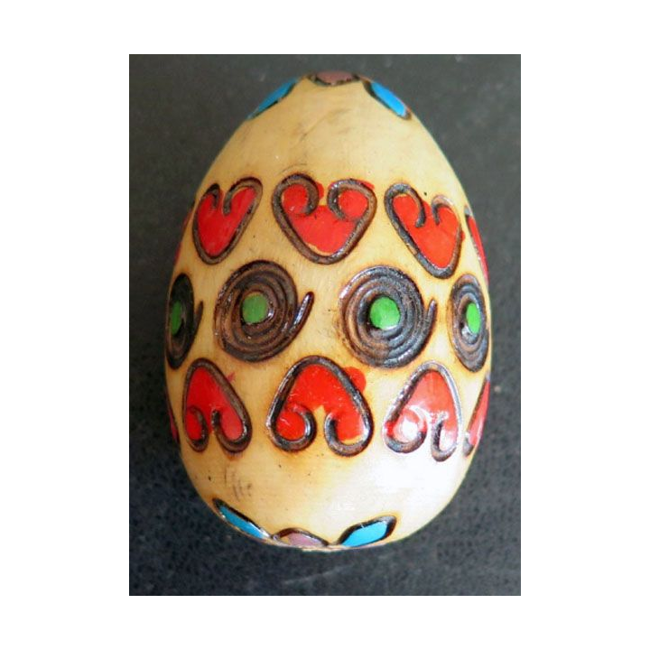 OEUF EN BOIS hauteur 6 cm couleur beige avec coeurs rouges 