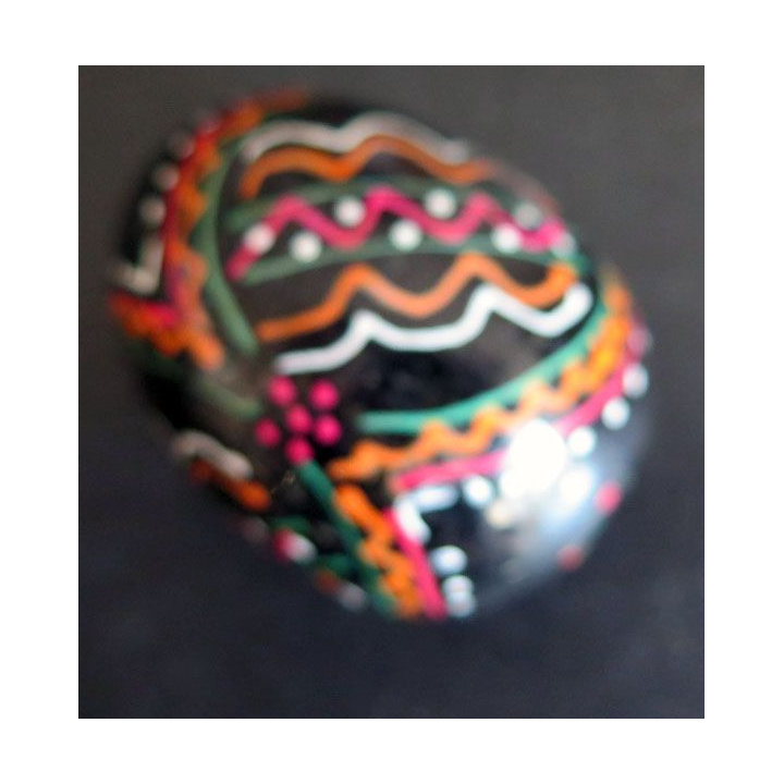 OEUF EN BOIS hauteur 5,5 cm couleur noire avec arabesques de couleur