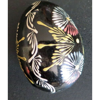 OEUF EN BOIS hauteur 5,5 cm couleur noire avec arabesques de couleur