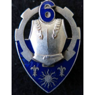 6° RC : insigne métallique du 6° régiment de cuirassiers de fabrication Arthus Bertrand paris Déposé en émail bleu 29 mm