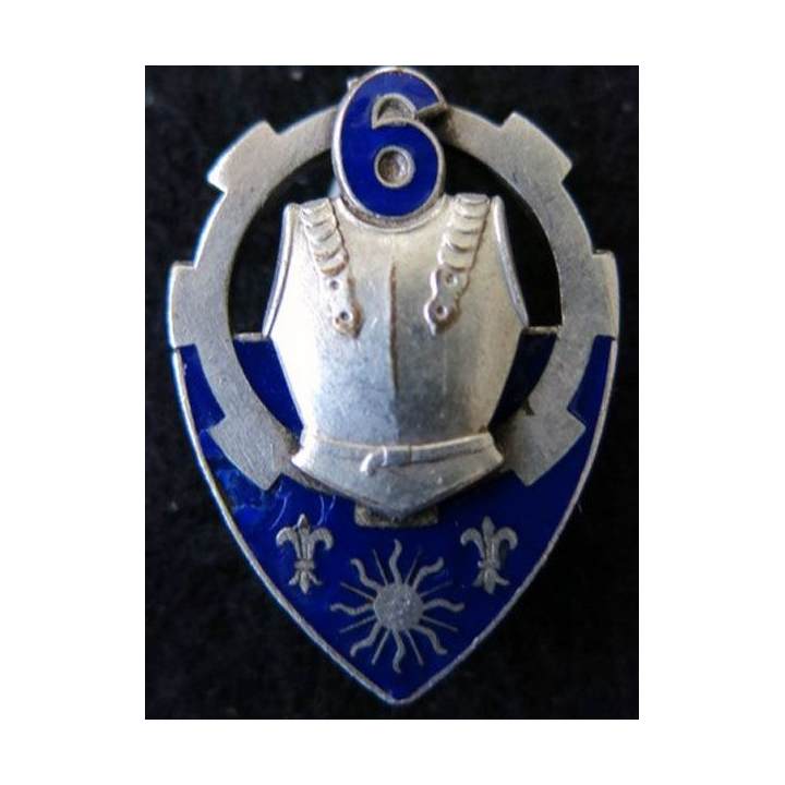 6° RC : insigne métallique du 6° régiment de cuirassiers de fabrication Arthus Bertrand paris Déposé en émail bleu 29 mm