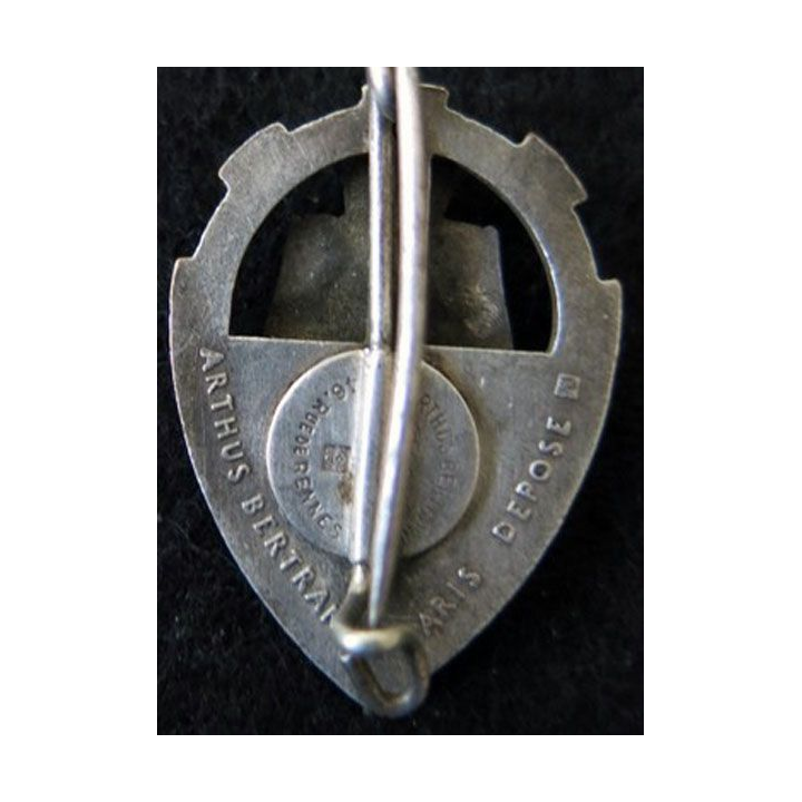 6° RC : insigne métallique du 6° régiment de cuirassiers de fabrication Arthus Bertrand paris Déposé en émail bleu 29 mm