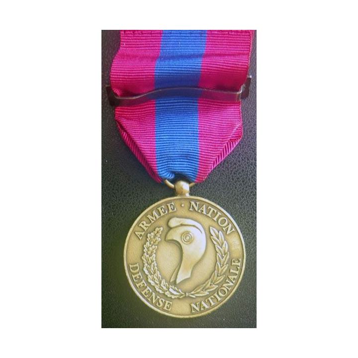 FRANCE médaille de la défense nationale barrette "Troupes aéroportées"
