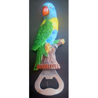 MAGNET FRIGO représentant un décapsuleur de Guadeloupe avec perroquet (bout d'aile cassé)