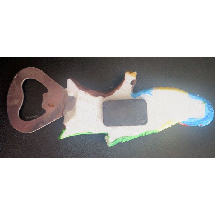 MAGNET FRIGO représentant un décapsuleur de Guadeloupe avec perroquet (bout d'aile cassé)